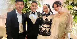Pasangan yang baru saja menikah Pratama Arhan dan Azizah Salsha terlihat turut menghadiri pernikahan dari Adiba Khanza dan Egy Maulana Vikri. [Foto: Instagram/allaboutarhan]