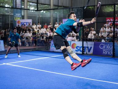 Selebritas Indonesia, Raffi Ahmad melakukan pukulan smash ke arah pasangan Saih Halilintar dan Fateh Halilintar dalam laga final ganda putra padel Turnamen Olahraga Selebriti Indonesia (TOSI) Season 4 di GOR UNJ, Rawamangun, Minggu (09/11/2025). (Bola.com/Bagaskara Lazuardi)