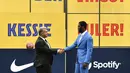 <p>Gelandang baru Barcelona, Franck Kessie bersalaman dengan Presiden Barcelona, Joan Laporta selama upacara presentasi di tempat latihan Joan Gamper di Sant Joan Despi, dekat Barcelona (6/7/2022). Kessie diikat kontrak selama empat tahun oleh Barcelona hingga 2026. Dalam kontrak tersebut. (AFP/Pau Barrrena)</p>