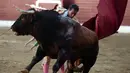 Seorang matador, Ivan Fandino menunjukkan keterampilannya dalam adu banteng di sebuah arena di Prancis barat daya, Sabtu (17/6). Matador berusia 36 tahun itu mengalami luka parah setelah tanduk lawannya menembus paru-parunya. (IROZ GAIZKA/AFP)