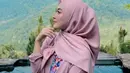 Perempuan kelahiran 11 November 1999 ini gaya penampilannya semakin menawan setelah tampil berhijab. Hijab warna merah muda terlihat pantas dikenakannya. Fans Nabilah pun semakin jatuh hati dengan menyebut Nabilan cantik berhijab. (Liputan6.com/IG/@nblh.ayu)