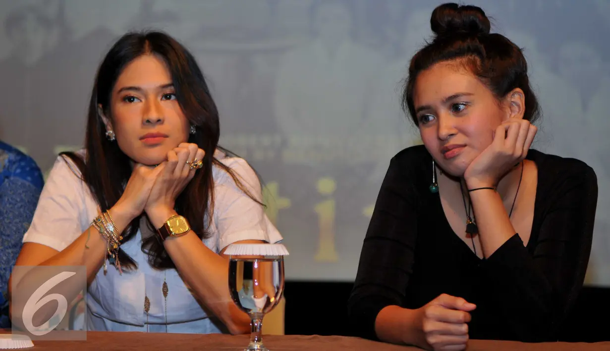 Dian Sastro (kiri) dan Ayushita Nugroho saat menghadiri konferensi pers film Kartini di XXI Jakarta Theater, Jakarta, Kamis (14/7). Rencananya film Kartini akan tayang di bioskop pada April 2017. (Liputan6.com/Gempur M Surya)