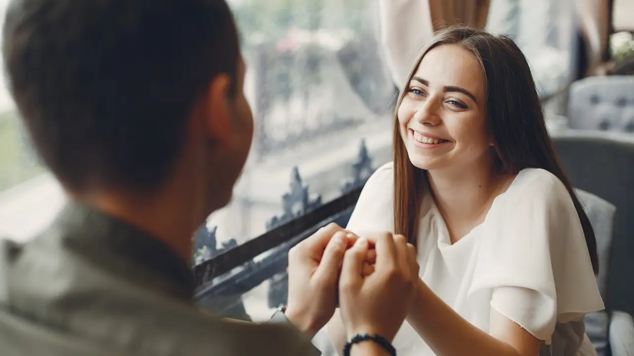 Tips Menghadapi Pria yang Tiba-Tiba Menyatakan Perasaan Cinta Kepada Kamu