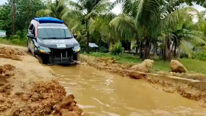 Rusak Parah Jalan Raya Pulau Enggano Seperti Kubangan Kerbau