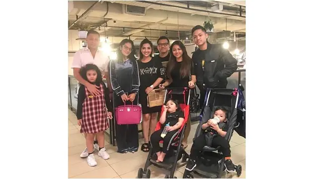 6 Momen Kedekatan Raul Lemos dengan Aurel dan Azriel, Penuh Kasih Sayang