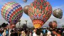 Balon-balon udara tersebut terbuat dari kertas dan dihias dengan motif-motif khas Wonosobo yang sangat bervariasi dan warna-warna kontras. (DEVI RAHMAN/AFP)