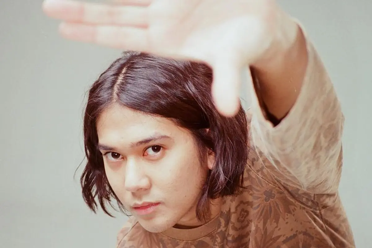 Gaya Terbaru Iqbaal Ramadhan dengan Rambut Panjang dan Terurai
