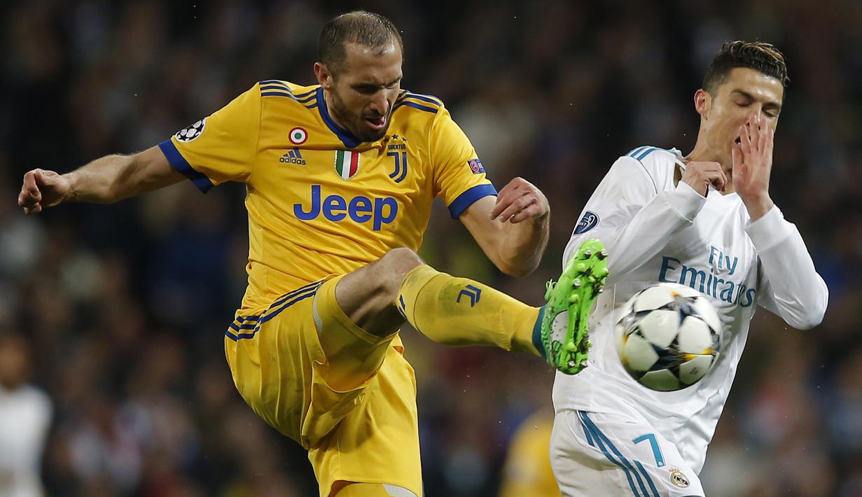Bek Juventus, Giorgio Chiellini (kiri) menghalau bola dari kejaran pemain Real Madrid, Cristiano Ronaldo pada leg kedua perempat final Liga Champions di Santiago Bernabeu stadium, Madrid, (11/4/2018).  Real Madrid menang agregat 4-3. (AP/Francisco Seco)