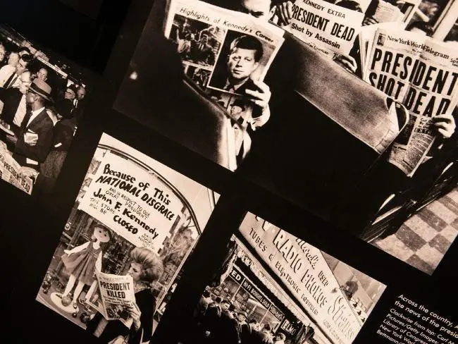 Foto-foto surat kabar yang memuat laporan pembunuhan JFK terpajang di museum Newseum in Washington, DC ( Brendan Smialowski/AFP)