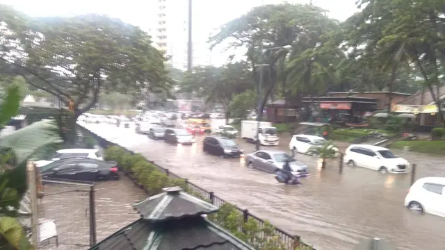 Kawasan Lippo Karawaci terendam banjir akibat hujan besar dan drainase buruk
