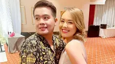Amanda Manopo tidak hanya hadir di pernikahan Glenca dan Rendi sebagai tamu undangan, tapi juga masuk dalam jajaran bridesmaid. Amanda tampil stunning dengan balutan dress tanpa lengan yang memiliki potongan rendah di bagian dada. Sedangkan di bagian paha, dress tampak membelah tinggi. (Liputan6.com/IG/@amandamanopoupdatesz)