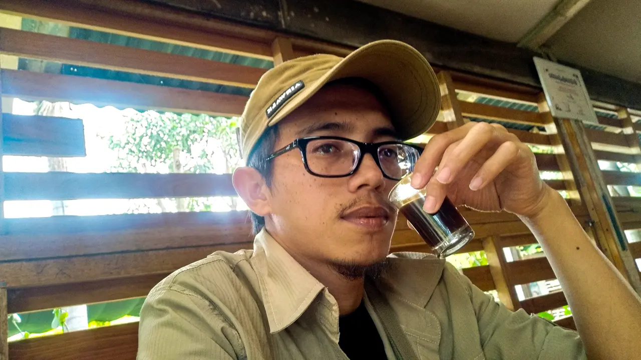 Penulis sedang minum kopi di Pustaka Coffee (Liputan6.com/Rino Abonita)