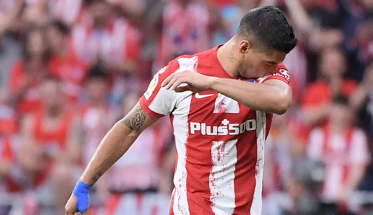Luis Suarez resmi meninggalkan Atletico Madrid. El Pistolero baru saja mengumumkan dirinya akan pulang ke Uruguay untuk membela Nacional, klub masa kecilnya. (AFP/Jose Jordan)