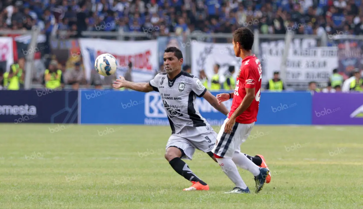Pemain Sriwijaya FC, Beto Goncalves, mencoba melewati pemain Bali United pada perebutan tempat ketiga Torabika Bhayangkara Cup 2016 di Stadion Utama Gelora Bung Karno, Jakarta, Minggu (3/4/2016). (Bola.com/Nicklas Hanoatubun)