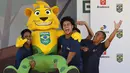 Sejumlah pria mengendong maskot Timnas Brasil yaitu Ginga. Maskot ini diperkenalkan oleh panitia lokal untuk olimpiade 2016, di Parque Aquatico Maria Lenk, Rio de Janeiro, Brasil, Selasa (23/6/2015). (REUTERS/Sergio Moraes)