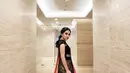 Ayu Ting Ting tampil anggun dengan gaun hitam ala India menyapu lantai, ditambah dengan selendang tipisnya. Meski tidak banyak mengenakan aksesoris, penampilan pedangdut itu bagaikan bintang Bollywood. (Instagram/ ayutingting92)