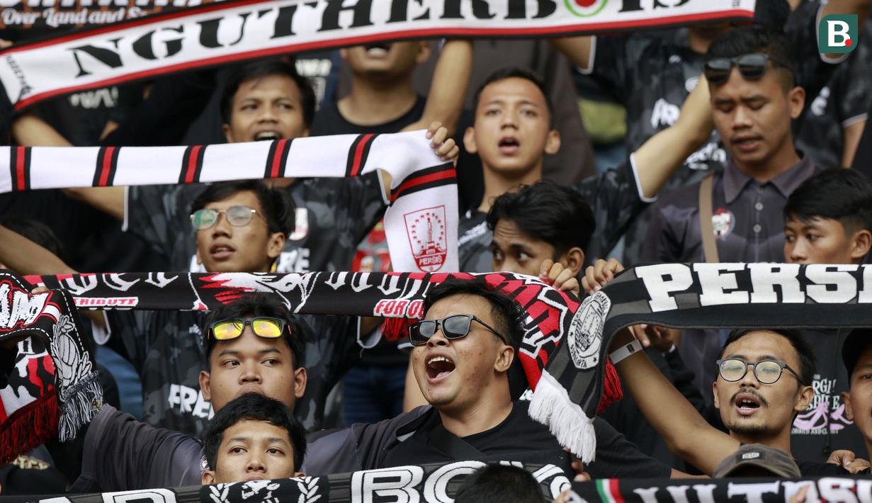 Suporter Persis Solo mendukung timnya saat bertanding melawan PSS Sleman dalam lanjutan pertandingan babak penyisihan Grup A Piala Presiden 2022 di Stadion Manahan, Solo, Jawa Tengah, Sabtu (11/6/2022). (Bola.com/Arief Bagus)