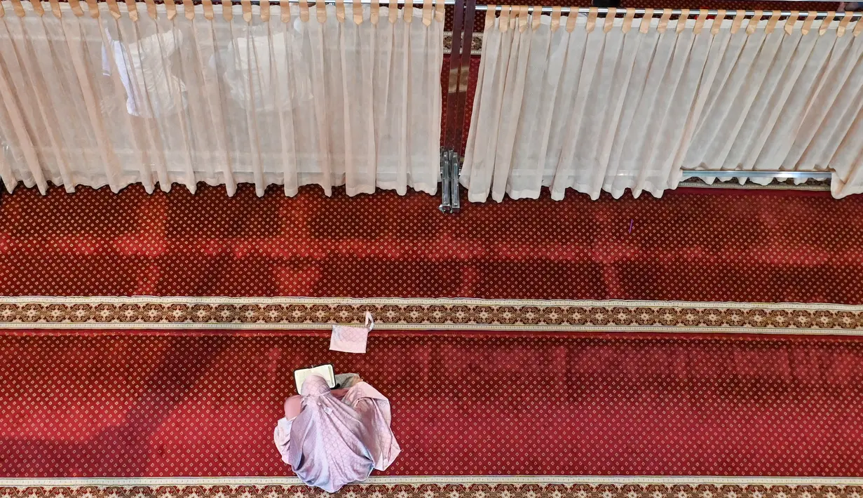 Selain itu umat muslim juga menjalankan salat sunah guna menambah amalan dan memohon ampunan dari Allah. (AFP/CHAIDEER MAHYUDDIN)