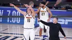 Pebasket Denver Nuggets, Nikola Jokic dan pelatih  Michael Malone, usai menaklukkan Los Angeles Clippers pada gim ketujuh semifinal playoff NBA di Lake Buena Vista, Selasa (15/9/2020).  Nuggets menang dengan skor 104-89. (AP/Mark J. Terrill)