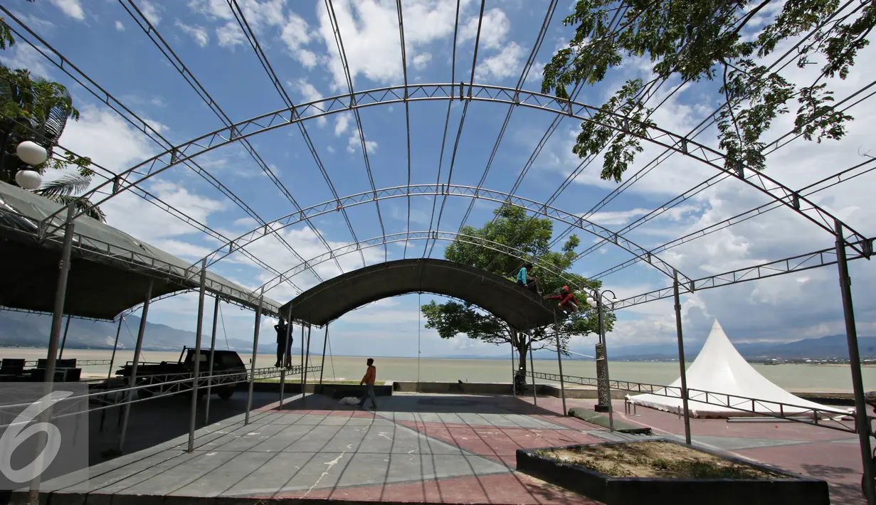 Panggung dipersiapkan untuk pengunjung yang datang menyaksikan Gerhana Matahari Total (GMT) di Pantai Talise, Palu, Sulawesi Tengah, Selasa (8/3). GMT kali ini hanya dilalui di berbagai daerah di Indonesia. (Liputan6.com/Immanuel Antonius)