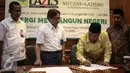KH. Said Aqil menandatangani MoU Pendistribusian dan Pendayagunaan Zakat NU Care - LAZISNU dengan Yayasan PLN di Gedung PBNU, Jakarta, Kamis (29/12). Serta Program Kesehatan berupa 2 unit mobil ambulan senilai 400 juta rupiah. (Liputan6.com/Faizal Fanani)