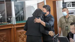 Terdakwa Ferdy Sambo dan Putri Candrawathi hadir dalam sidang dengan agenda pemeriksaan saksi kasus dugaan pembunuhan berencana Brigadir J di Pengadilan Negeri Jakarta Selatan, Selasa (1/11/2022). Ferdy Sambo mengikuti persidangan secara langsung bersama istrinya, Putri Candrawathi, yang juga merupakan terdakwa. (Liputan6.com/Faizal Fanani)