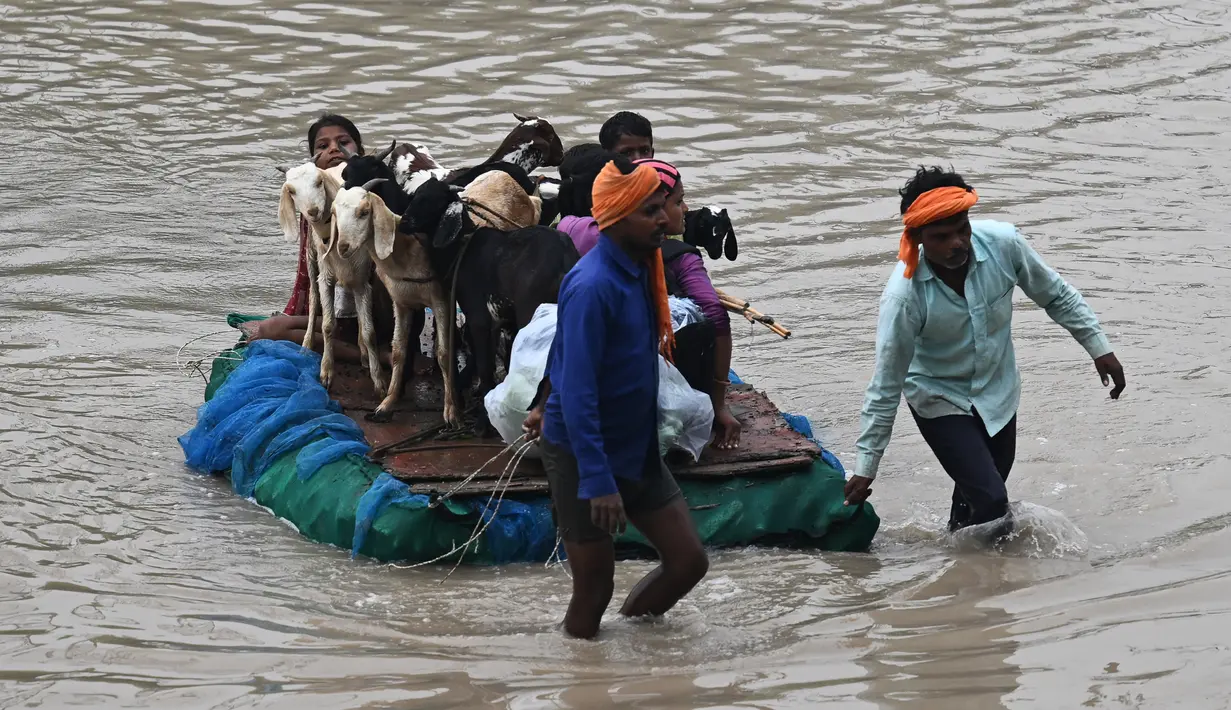 India sering mengalami banjir parah selama musim hujan, yang berlangsung antara bulan Juni dan September.  (AFP/Money Sharma)