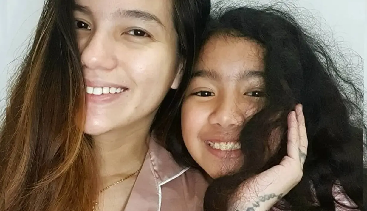 Potret keceriaan Sheila Marcia dan Leticia Joseph sebenarnya bukan momen langka. Meski punya sifat sedikit pemalu, momen bercanda dengan sang ibu beberapa kali terekam kamera. Pada saat seperti itu, mereka terlihat begitu dekat bak sahabat. Banyak netizen yang mengutarakan rasa kagum pada relasi mereka di kolom komentar. (Liputan6.com/IG/@itssheilamj)