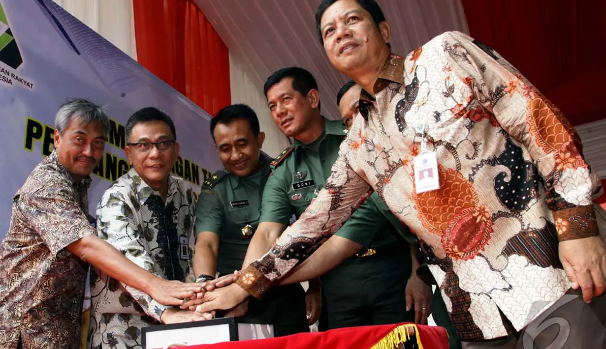 Komandan Paspampres Mayjen TNI Doni Monardo (ketiga kanan) bersama dengan pejabat terkait menekan tombol peresmian Rusunawa Paspampres, Jakpus, Kamis (2/10/2014) (Liputan6.com/Johan Tallo)