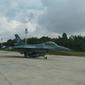 Pesawat tempur F-16 Lanud Roesmin Nurjadin Pekanbaru yang dikirim memperkuat kedaulatan Indonesia di Laut Natuna. (Liputan6.com/M Syukur)