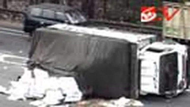 Kelebihan Muatan, Truk Terbalik