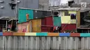 Petugas Penanganan Prasarana dan Sarana Umum (PPSU) mengecat rumah warga yang berada di pinggir Danau Sunter Jakarta, Kamis (22/3). (Liputan6.com/Arya Manggala)