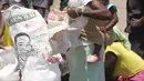 Seorang wanita mengambil bantuan makanan dari World Food Programme di Chiredzi Mupinga, Zimbabwe, Selasa (6/10). Puluhan juta orang di wilayah sub-Sahara Afrika akan mengalami kelaparan akibat siklus El Nino mencapai puncaknya. (REUTERS/Philimon Bulawayo)
