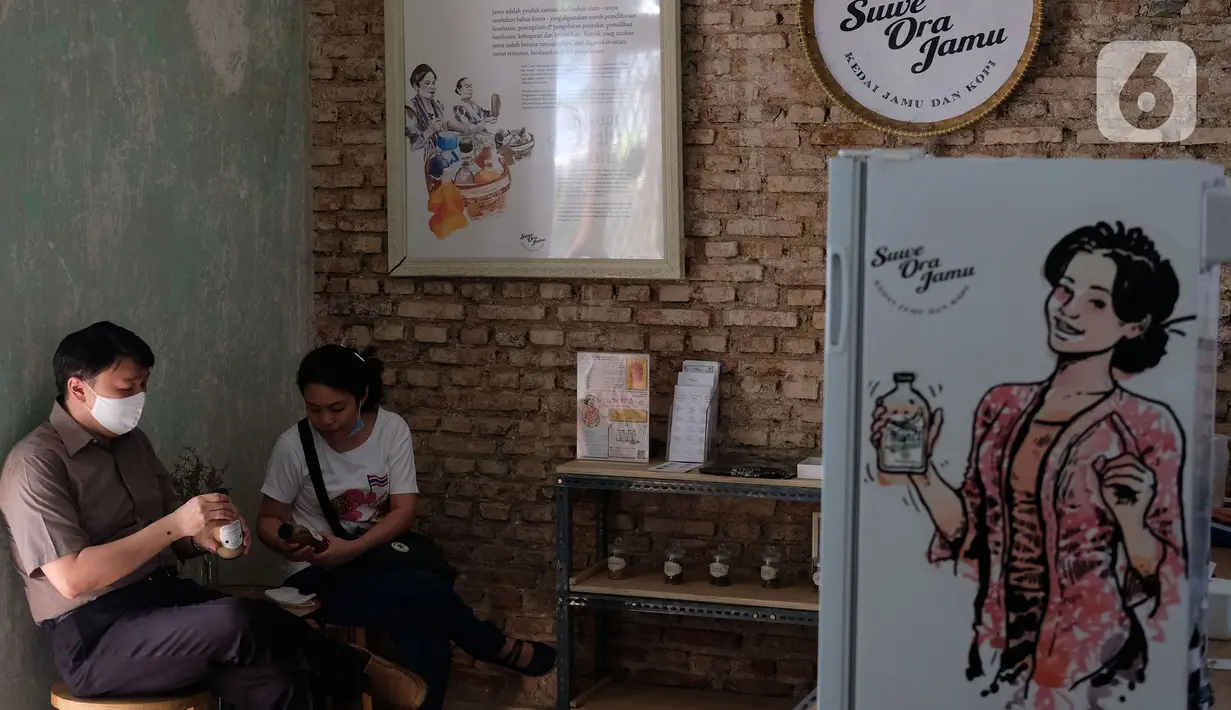 Pengunjung menikmati jamu kemasan siap saji di kafe Suwe Ora Jamu, kawasan M Bloc, Jakarta, Jumat (10/7/2020). Kebiasaan mengonsumsi jamu di masa pandemi COVID-19 sangat baik untuk meningkatkan imunitas tubuh. (Liputan6.com/Herman Zakharia)