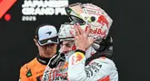 Red Bull Racing Racer des Pays-Bas, Max Verstappen (à droite) a libéré son casque après sa victoire au Fomula 1 Grand Prix Japan au Circuit Suzuka, Mie Prefecture, Japon le 6 avril 2025. (Toshifumi Kitamura / AFP)
