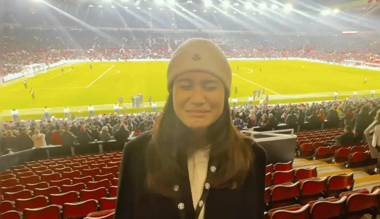 Ia juga berkesempatan menonton sepak bola dengan outer hitam dan inner putih. Ia membawa tas Chanel merah yang diperkirakan seharga Rp110 jutaan. [@azizahsalsha_]