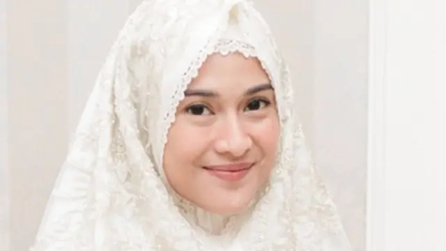 Potret Dian Sastrowardoyo Pakai Mukena, Semakin Adem Dipandang