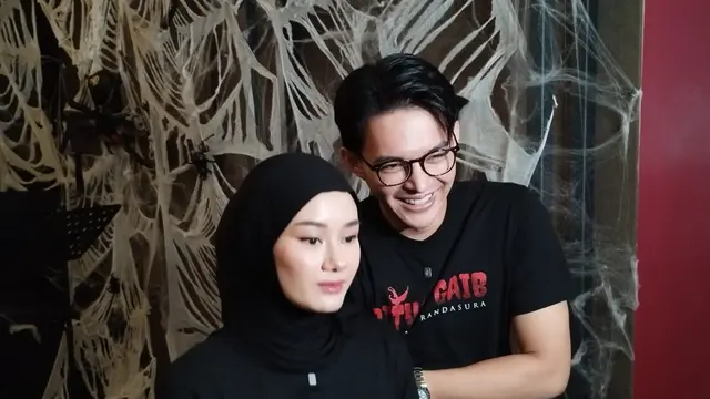 Dinda Hawu dan Rey Mbayang dalam Ritual Gaib: Nyai Randasura. (M Altaf Jauhar/ Liputan6.com)