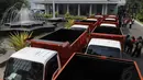 Truk sampah hasil sumbangan tersebut tidak bisa langsung beroperasi, karena harus melalui proses pencatatan, kelaikan truk, Jakarta, (18/9/14). (Liputan6.com/Herman Zakharia)