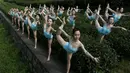 Sejumlah wanita melakukan gerakan Yoga di sebuah perkebunan teh untuk mengisi program TV jepang di Hangzhou , Provinsi Zhejiang , Cina , 17 April , 2016. Kita akan melihat berbagai kebiasaan unik warga Cina. (REUTERS / Stringer)