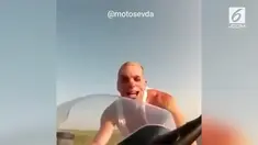 Seorang biker mengendarai motor sport dengan kecepatan tinggi dan tanpa memakai helm. Akibatnya, wajah ganteng biker ini berubah drastis.