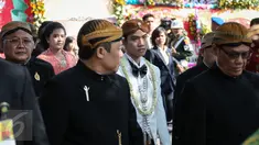Mengenakan beskap Jawa berwarna broken white, Gibran Rakabuming Raka tiba lokasi akad nikahnya dengan Selvi Ananda, di Gedung Graha Buana, Solo, Jawa Tengah, Kamis (11/6/2015). (Liputan6.com/Faizal Fanani) 