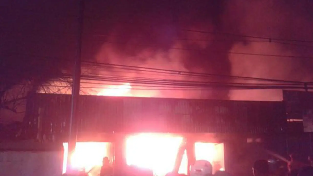 Toko Cat Terbakar di Cakung, 20 Mobil Pemadam Dikerahkan