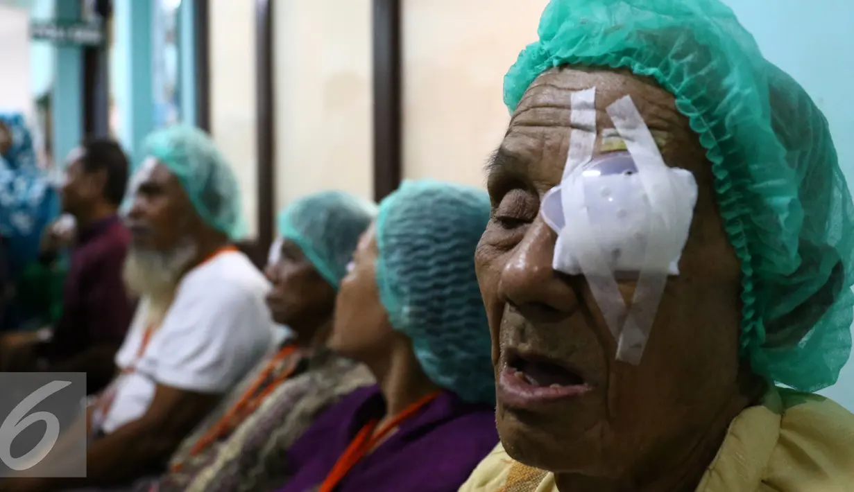 Indosiar bekerjasama dengan Korps Brimob dan Persatuan Dokter Spesialis Mata Indonesia (Perdami) gelar bakti sosial dan pengobatan gratis di Mako Brimob, Kelapa Dua, Depok, Jawa Barat, Sabtu (9/1/2016). (Liputan6.com/Yoppy Renato)
