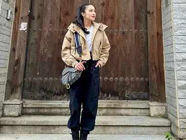 Dalam akun Instagram pribadinya, Sandra Dewi terlihat mengunggah gaya OOTD saat di Korea Selatan. Bergaya kasual, penampilan wanita 40 tahun ini banjir pujian netizen karena disebut bak ABG. (Liputan6.com/IG/@sandradewi88)