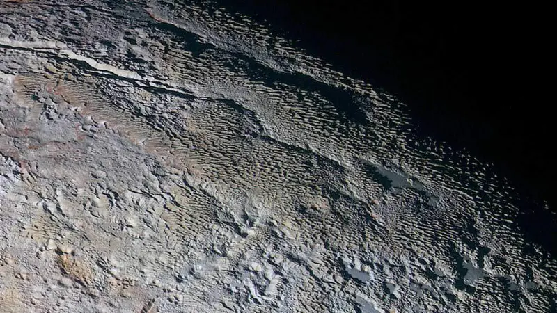 Penampakan 'Kulit Ular' di Planet Pluto