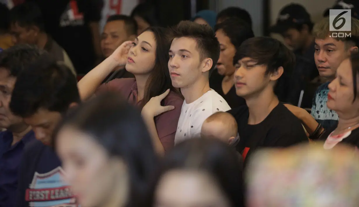 Stefan William ditemani istri, Celine Evangelista menghadiri perayaan setahun tayang sinetron Anak Langit di Jakarta, Selasa (20/2). Salah satu sinetron unggulan SCTV itu pada 20 Februari 2018 sampai di tahun pertama tayang. (Liputan6.com/Faizal Fanani)