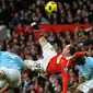 Striker Manchester United, Wayne Rooney, melepaskan tendangan salto yang berujung gol ke gawang Manchester City, di Old Trafford, 12 Februari 2011. (AFP/Andrew Yates). 