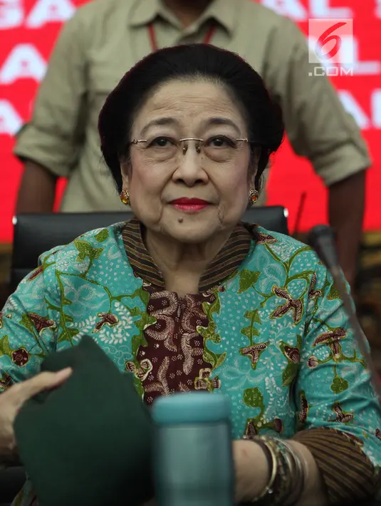 Ketua Umum PDIP Megawati Soekarnoputri memberi pembekalan kepada calon anggota legislatif PDIP di DPP PDIP, Jakarta, Kamis (15/11). Para caleg ini juga akan dipersiapkan memenangkan Joko Widodo atau Jokowi dalam Pilpres 2019. (Merdeka.com/Imam Buhori)
