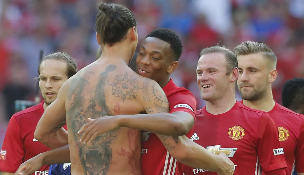 Anthony Martial. Striker berusia 25 tahun ini mengenakan nomor punggung 9 di awal kedatangannya di Manchester United pada 2015/2016. Musim berikutnya ia memberikan nomor tersebut kepada Zlatan Ibrahimovic yang baru didatangkan dan menggantinya dengan nomor 11. (Foto: AFP/Ian Kington)